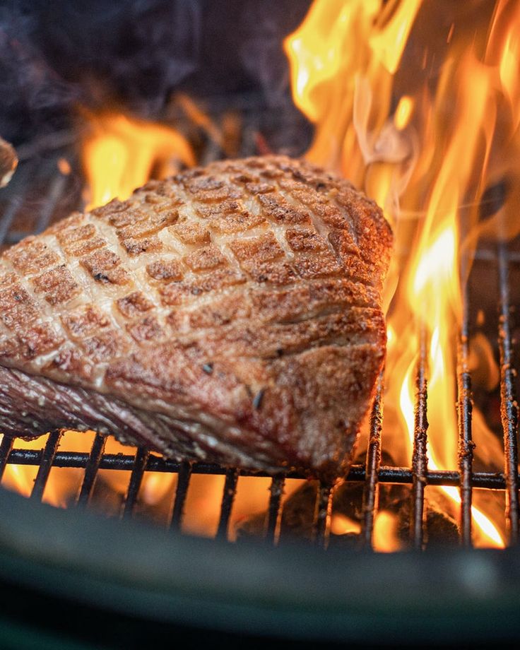 Picaña Ahumada al Kamado con Costra de Ajo y Mantequilla