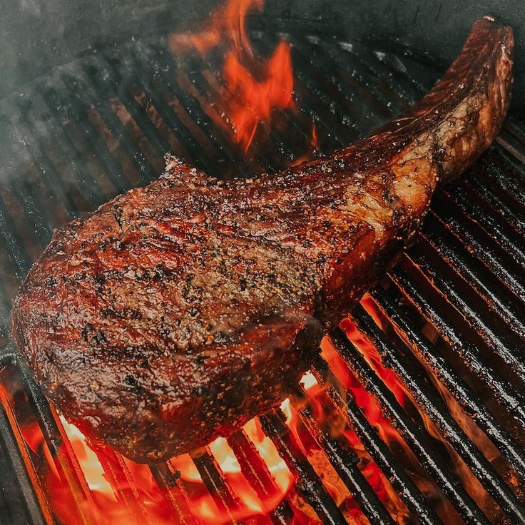 Tomahawk Ahumado con Mantequilla de Romero en Kamado