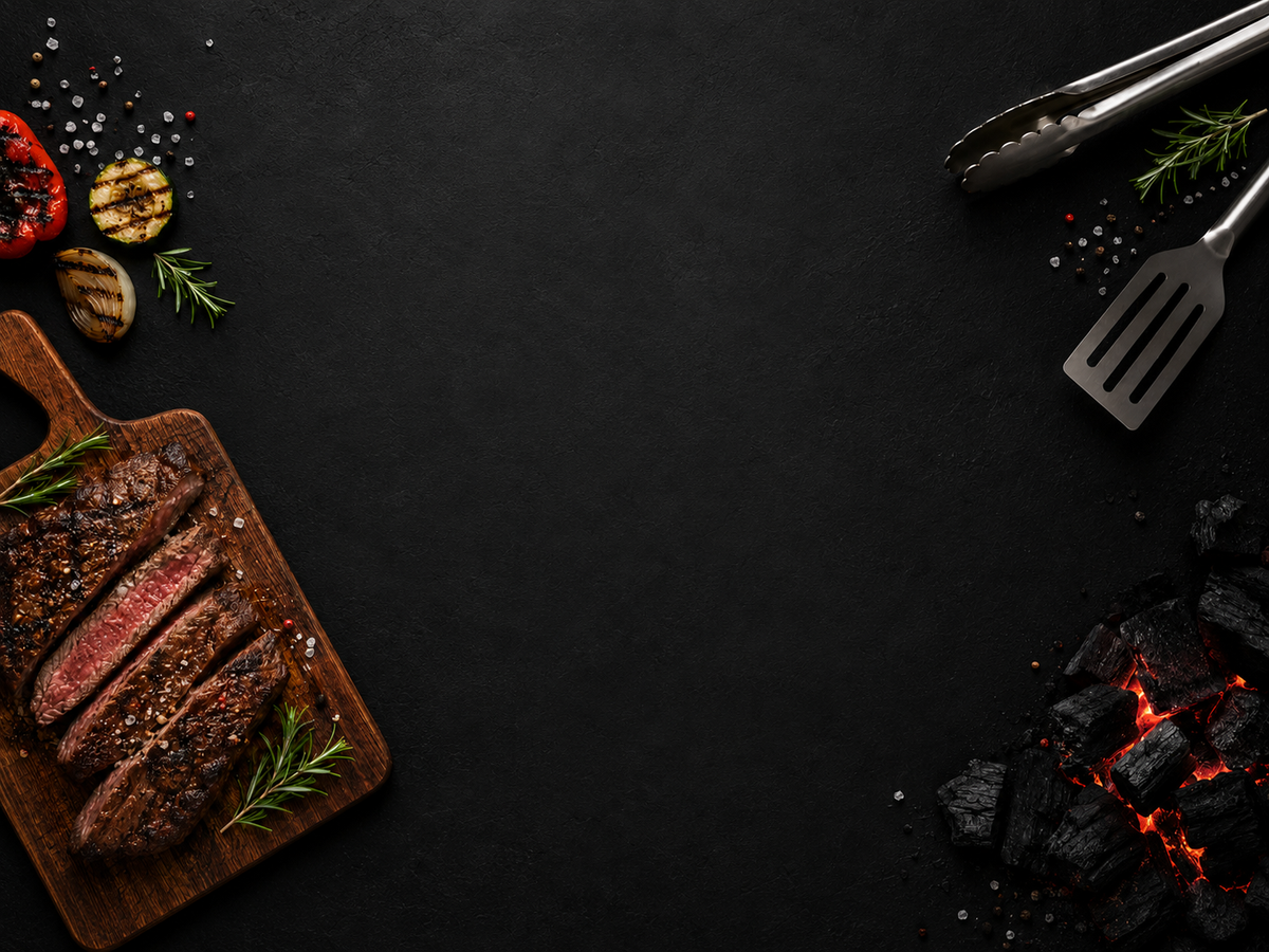 Corte de carne asada en tabla de madera con carbón encendido y utensilios para asar sobre fondo negro
