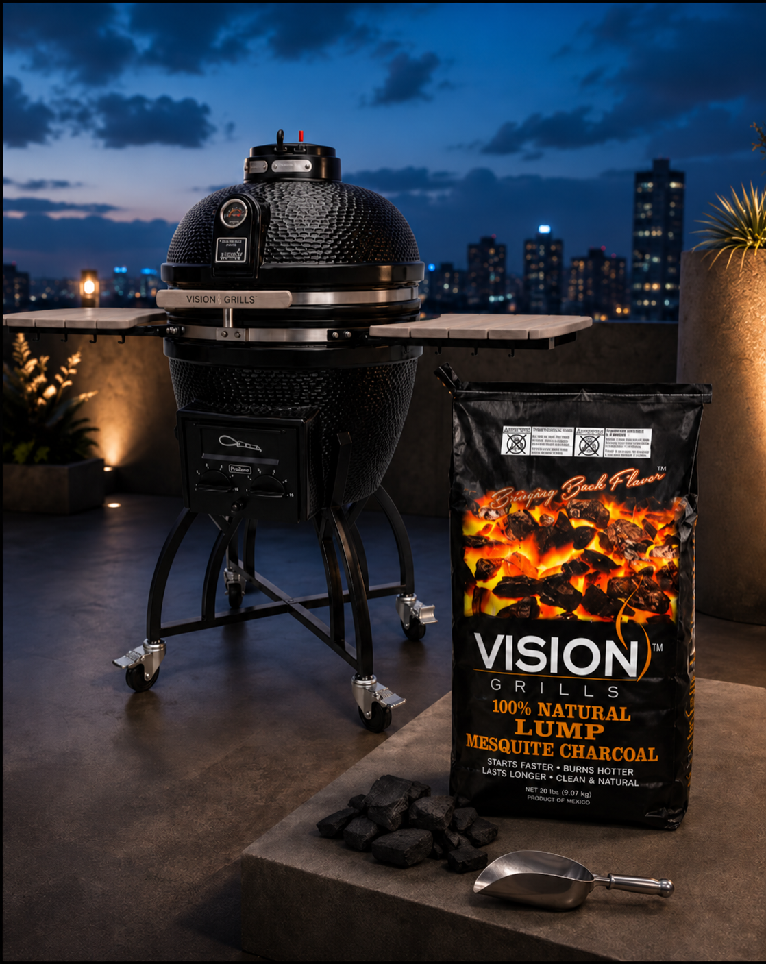 Asador kamado negro Vision Grills con bolsa de carbón de mezquite 100% natural en terraza de noche